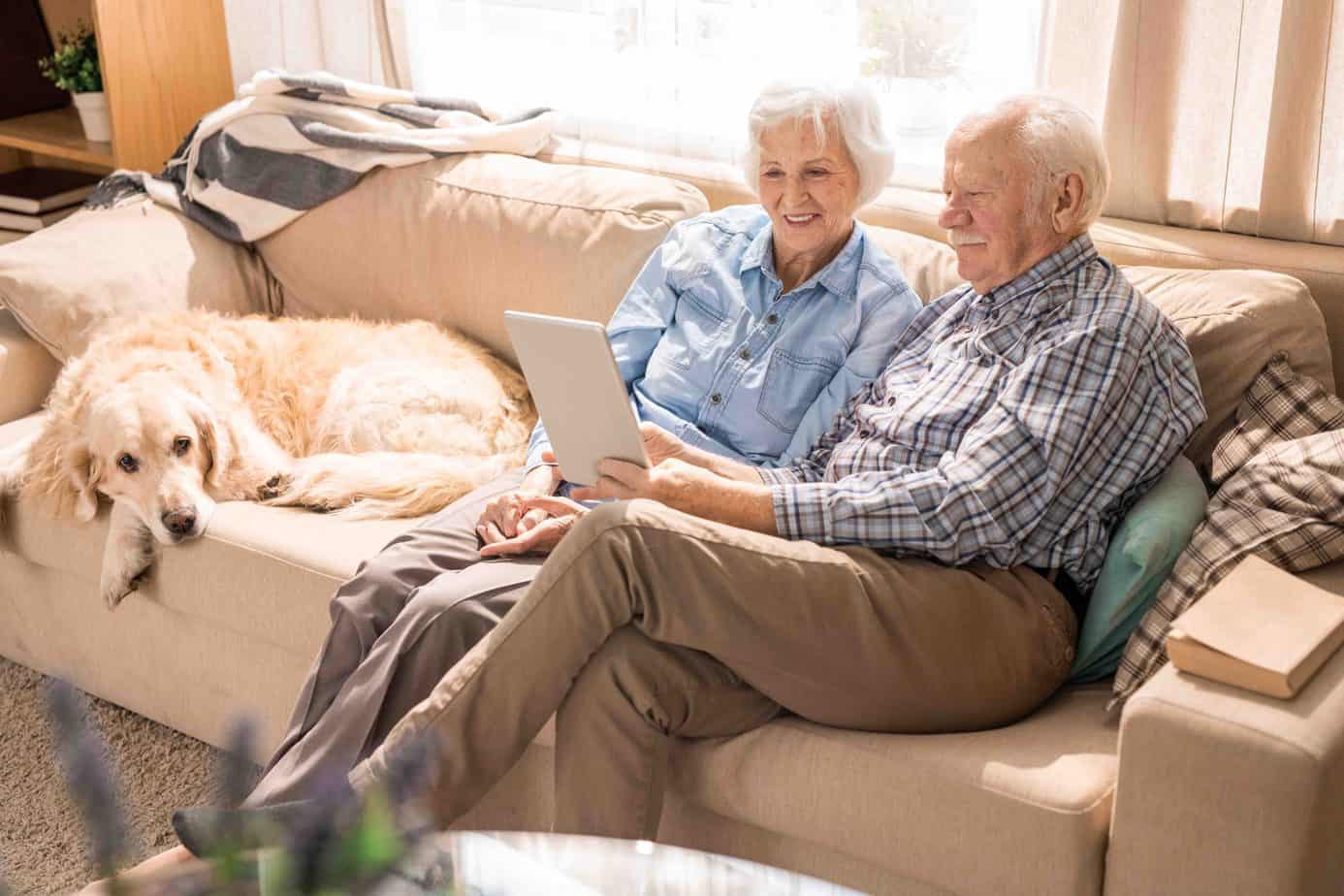 happy senior couple using digital tablet W97RJFB scaled 1